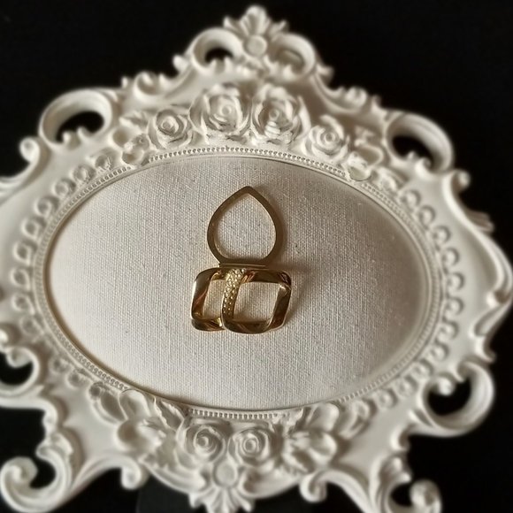 💲5️⃣ in 🛍️of2+  Gold Tone Geometric Ribbon Scarf Clip - Picture 2 of 9